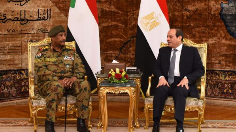 البرهان يغادر السودان لأول مرة منذ بدء الحرب.. قائد الجيش توجه إلى مصر للقاء السيسي